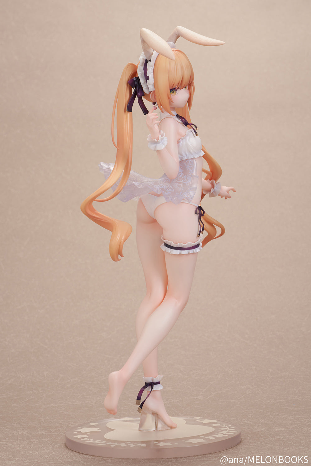 Bunny Girl Pia Illustrated by ana