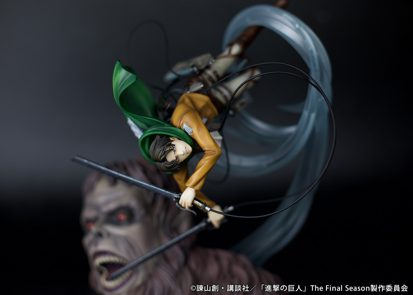 Attack on Titan Figure Levi vs Beast Titan Ver.