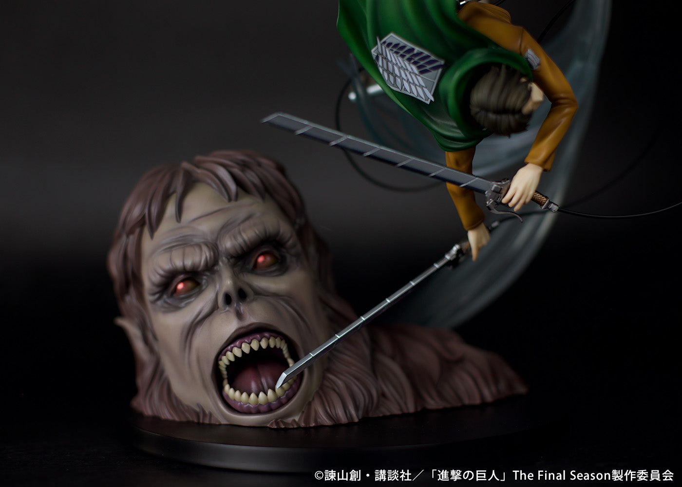 Attack on Titan Figure Levi vs Beast Titan Ver.