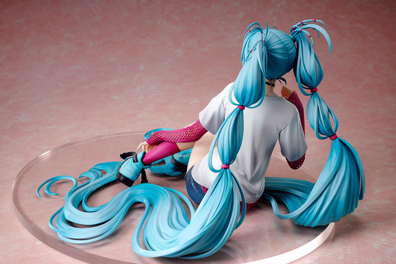 Hatsune Miku x Mai Yoneyama The Latest Street Style 
