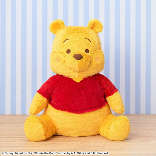 Peluche grande de Winnie-the-Pooh con mejillas rojas, versión sentada.